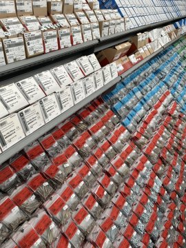 Spojovací materiál, už jsme v polovině, připravujeme se na rok 2024. Šrouby, vruty, hřebíky, hmoždinky, závitové tyče…. Atd..