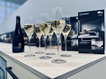 Byli jsme poctěni návštěvou od pana Honzajka, prvního dovozce barev do ČR v roce 1990. Pan Honzajk byl prvním učitelem a zaměstnavatelem Pana Barvy a momentálně vlastní věhlasnou restauraci SteakGrill. Děkuji bratře, mám tě rád!