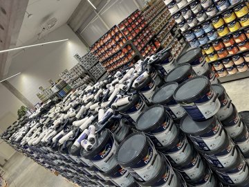 Top prodejce Dulux Trade. Proficentrum Rce skladem více jak  30.000 kg barev prémiové značky. Tónování na počkání 7 dní v týdnu samozřejmostí.