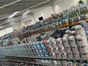 Největší specializovaný prodejce Barev, laků  & příslušenství v kraji + jeden z největších e-shopů v tomto segmentu v ČR. Otevřeno 7 dní v týdnu od 6 hodin. 14 parkovacích míst, bezbariérové parkování a přistup, dětský koutek.