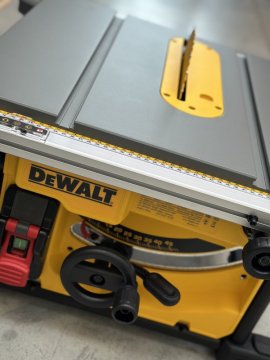 DeWalt Kompaktní stolová pila 210 mm (DWE7485-QS)