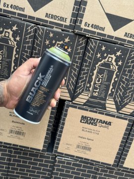 Montana Black 400ml. Sprey je vyroben v kombinaci Nitra v matném provedení ve 187 barevných odstínech. Díky rychlému schnutí je možné okamžité překrytí další vrstvou . Perfektní nástroj pro pouliční umění a graffiiti umělce. V kombinaci s Montana tryskami Level 1 - 6 zažijete nové možnosti v graffiti umění. Ideální pro praci venku i chladném počasí.