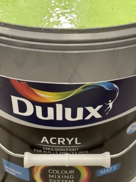 Pan Barva právě namíchal Dulux v odstínu J4.34.70
