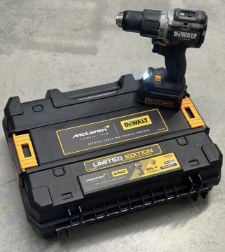 Limitovaná edice Mclaren/DeWalt – 18V XR® bezuhlíkový akumulátorový vrtací šroubovák s 2x 1,7 Ah GFN PowerStack bateriemi