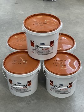 UP - Grund 100kg probarvená penetrace namíchaná na Proficentru Roudnice za 20 minut.