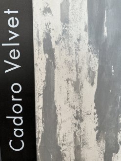 CADORO VELVET je vytříbený finální nátěr na základě akrylové živice určený pro interiéry. Zanechává elegantní, sametový efekt, bohatý na stínování a měkký na dotek. Dokáže uspokojit i náročnější požadavky vzhledem na kombinaci fantazie a použité techniky zpracování.