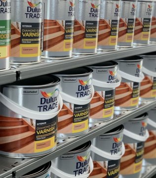 Nejlepší  vodouředitelný lak 1K na trhu Dulux Diamond Glaze.