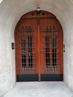Vstupní dveře v Praze 1 natřené barvou: Xyladecor Oversol - odstín Sipo
