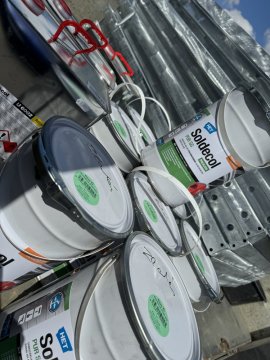 Het Soldecol PUR SG 0,75l namíchána do zlaté barvy
